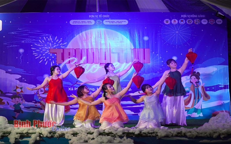 Vui trung thu c&ugrave;ng thiếu nhi Ph&uacute; Riềng