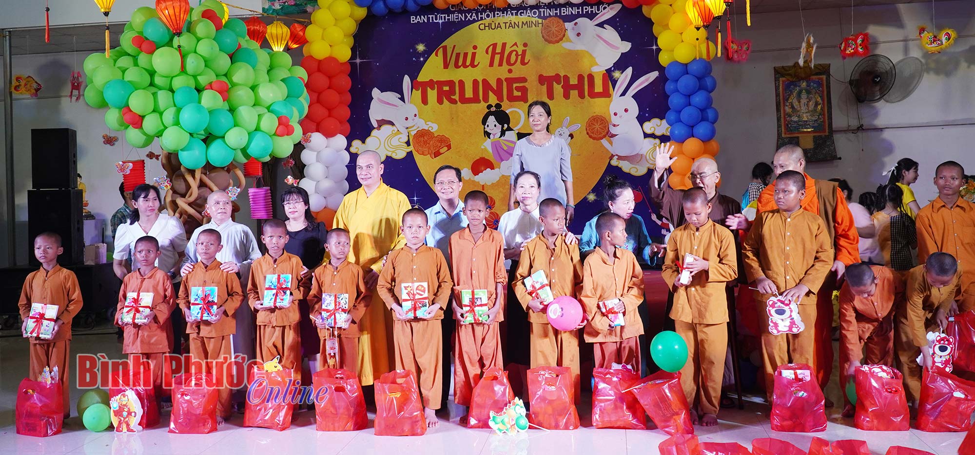 500 phần quà ấm áp tặng thiếu nhi vui tết Trung thu