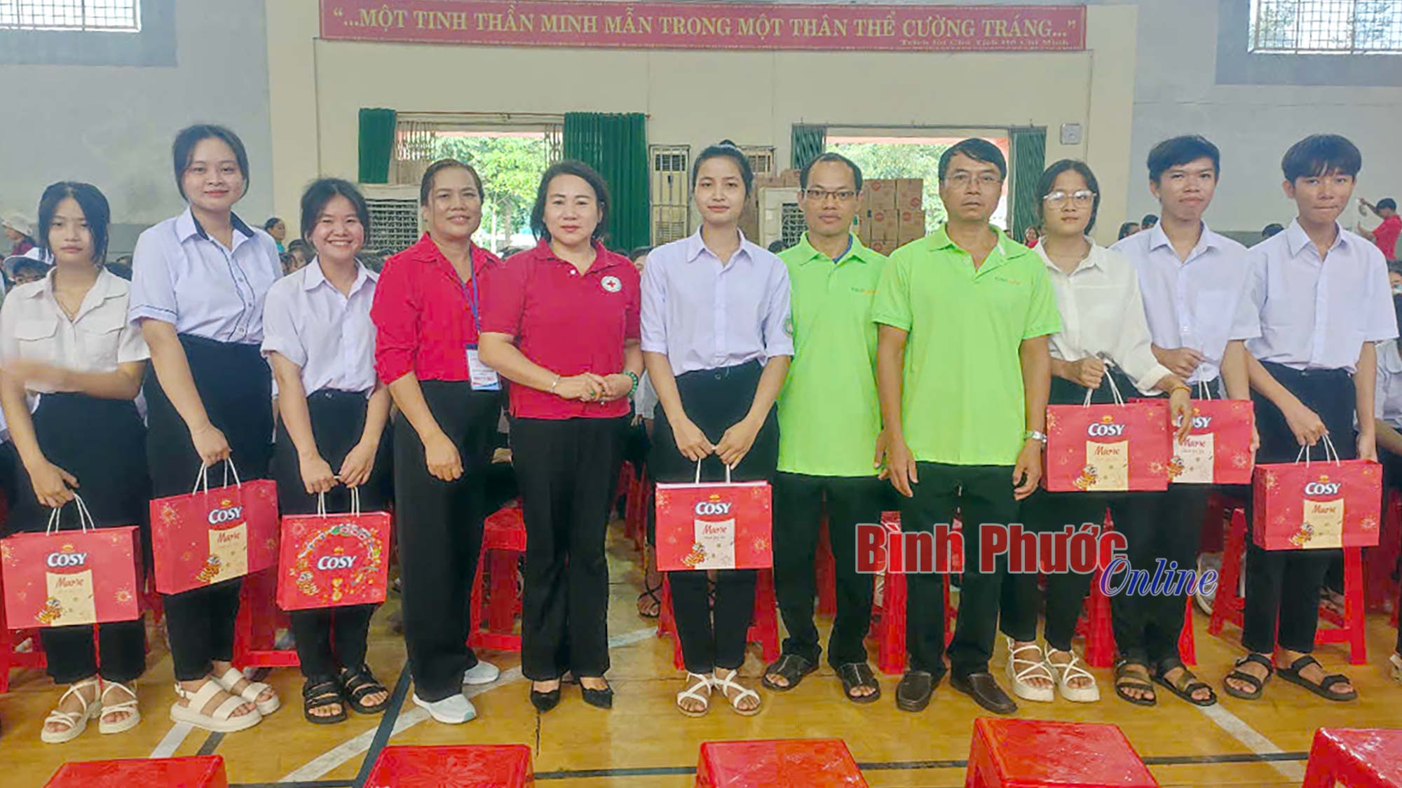 835 phần quà trao cho trẻ em có hoàn cảnh khó khăn