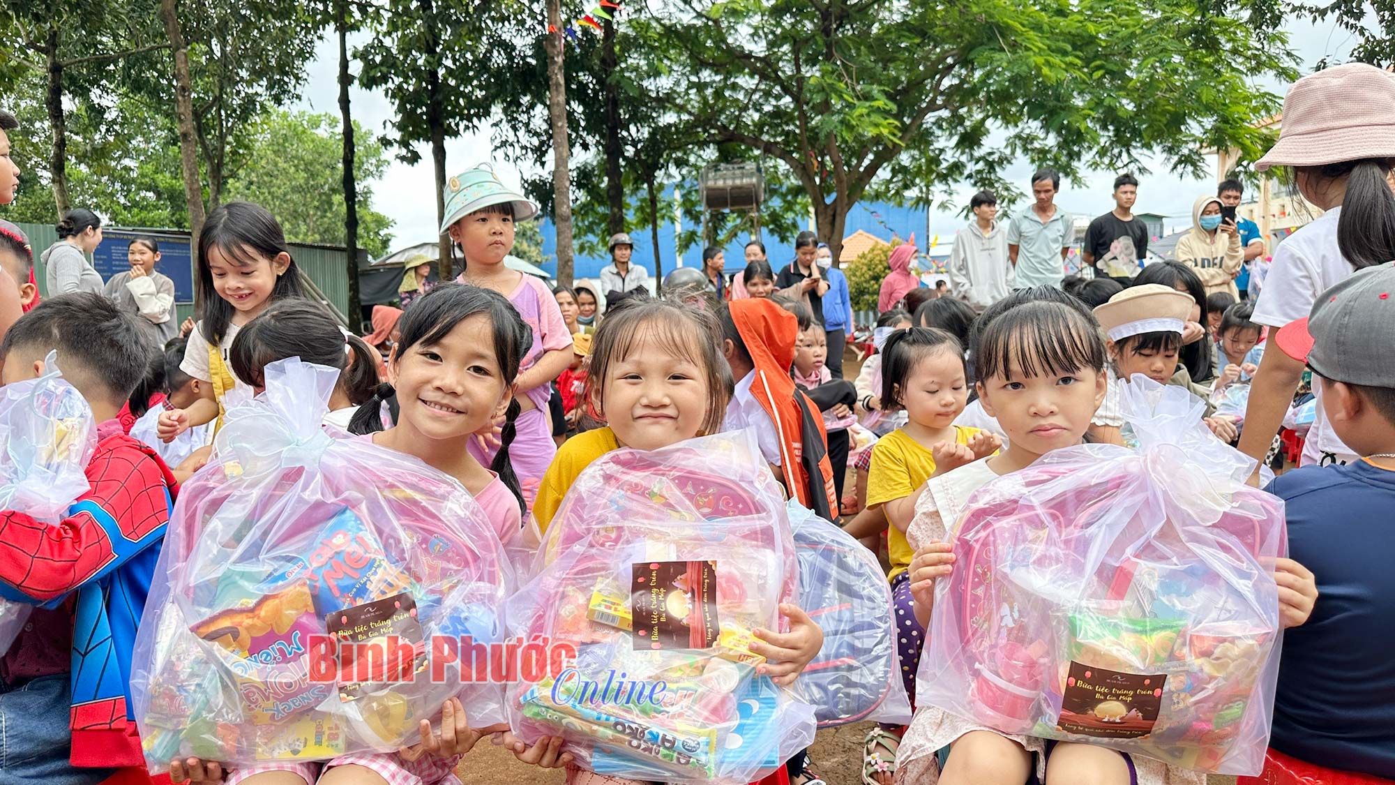 Ấm áp chương trình “Bữa tiệc trăng tròn năm 2024”