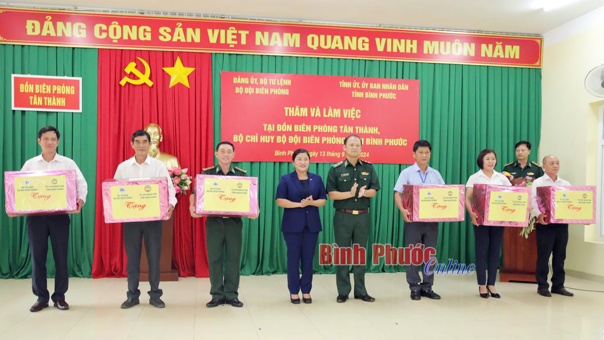 Ban tổ chức chương trình ‘Biên cương - Đêm hội trăng rằm’ thăm, tặng quà các đơn vị, cá nhân tiêu biểu