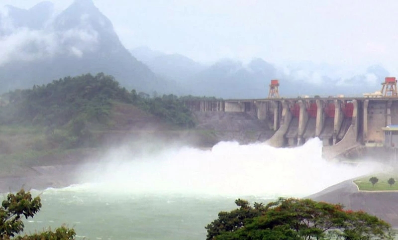 Bảo đảm an toàn hạ du khi hồ thủy điện Tuyên Quang mở 2 cửa xả đáy còn lại