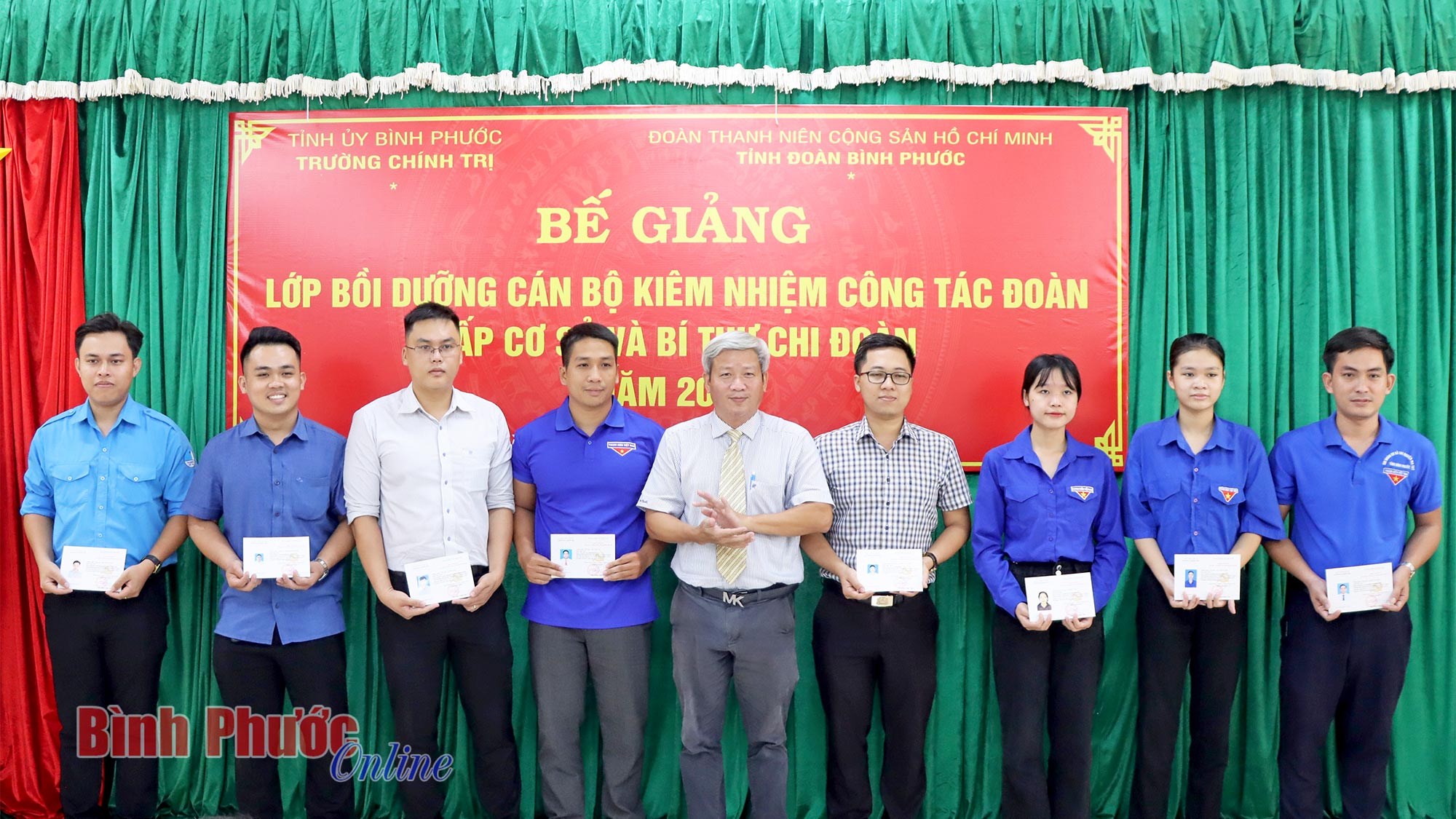 Bế giảng lớp bồi dưỡng cán bộ kiêm nhiệm công tác đoàn