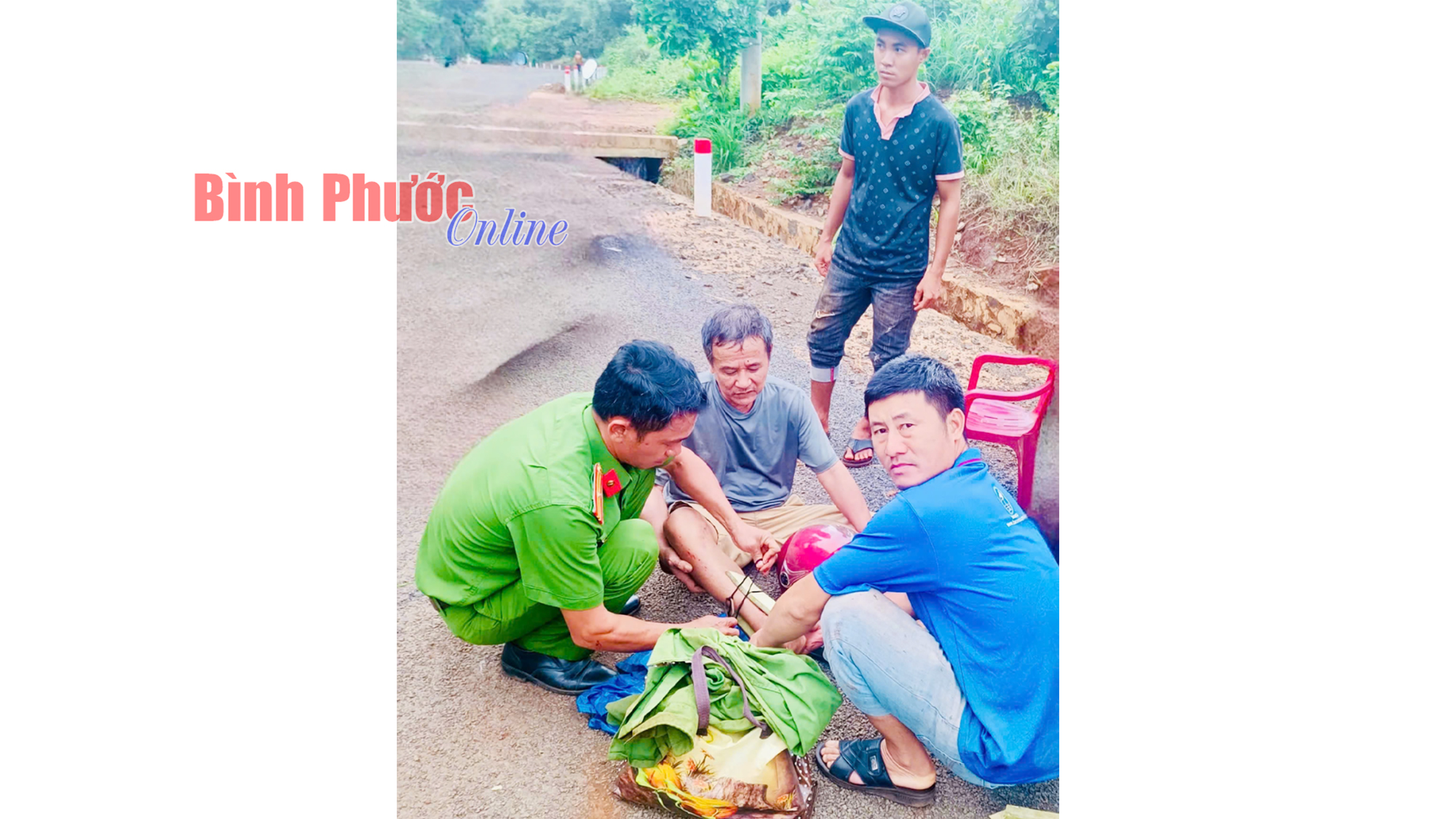 Bình Phước: Chiến sĩ công an sơ cứu người gặp nạn trên đường