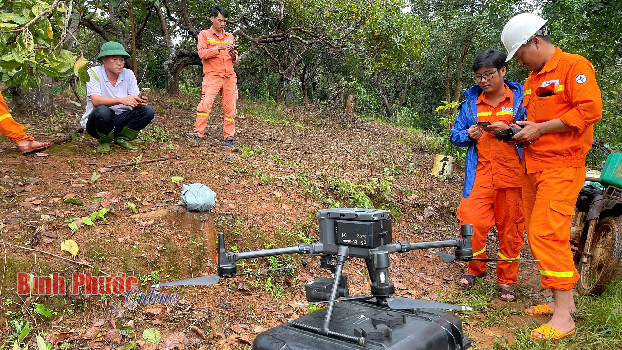 Bù Đăng: Dùng flycam tìm nạn nhân bị nước cuốn trôi