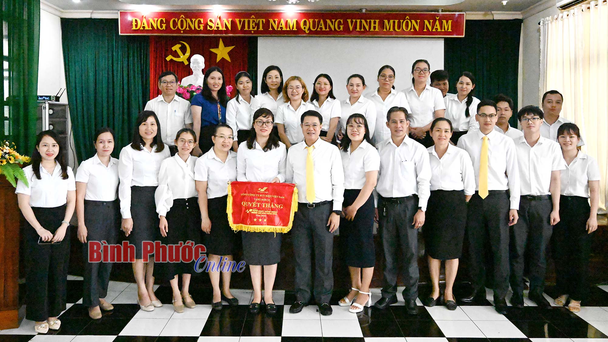 Bưu điện tỉnh Bình Phước đón nhận cờ quyết thắng “120 ngày hành động - Cán đích thành công”