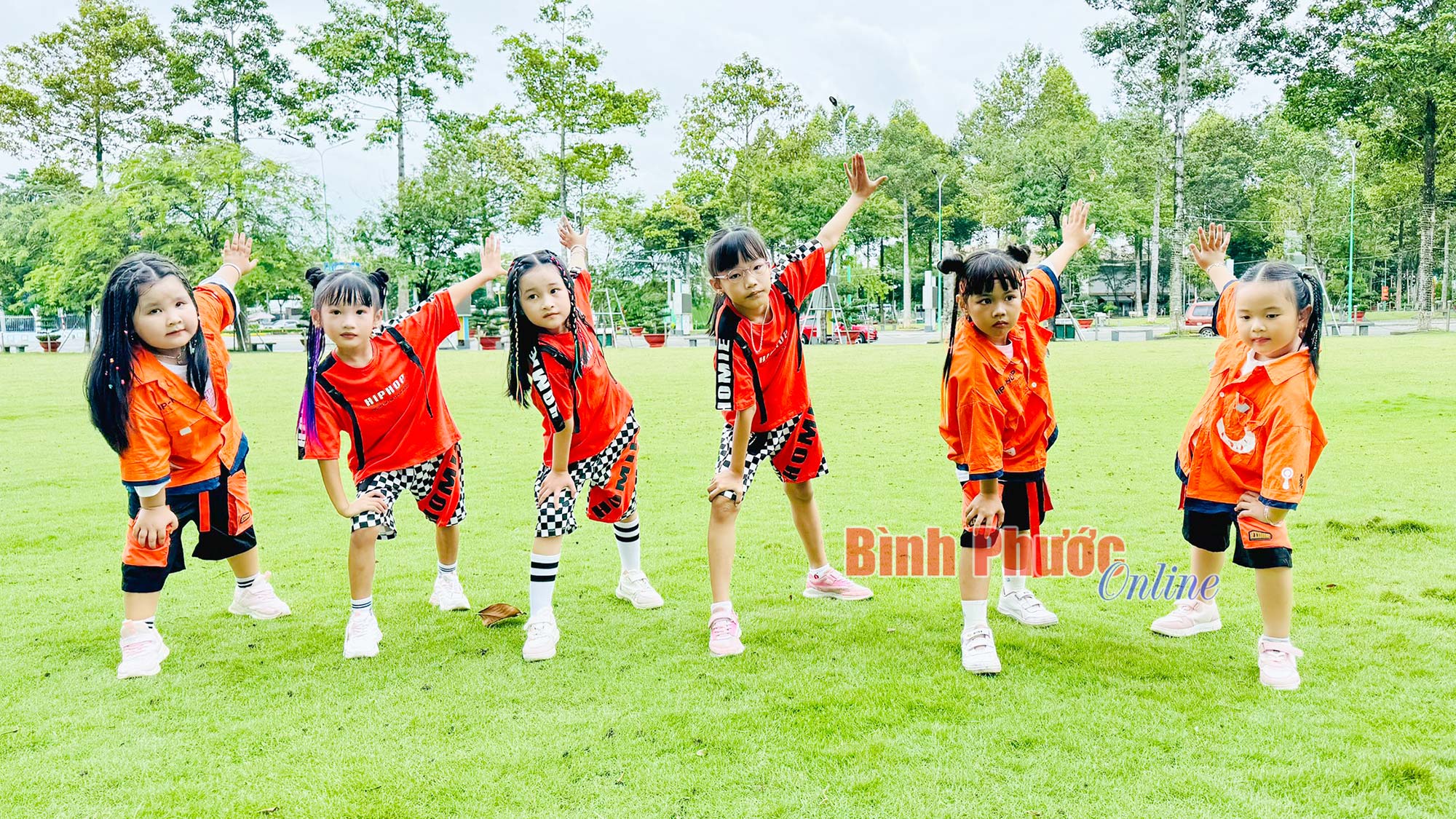 Các câu lạc bộ đội nhóm nhảy thiếu nhi khởi động cho Giải Bình Phước marathon - Trường Tươi Group lần thứ II, năm 2024