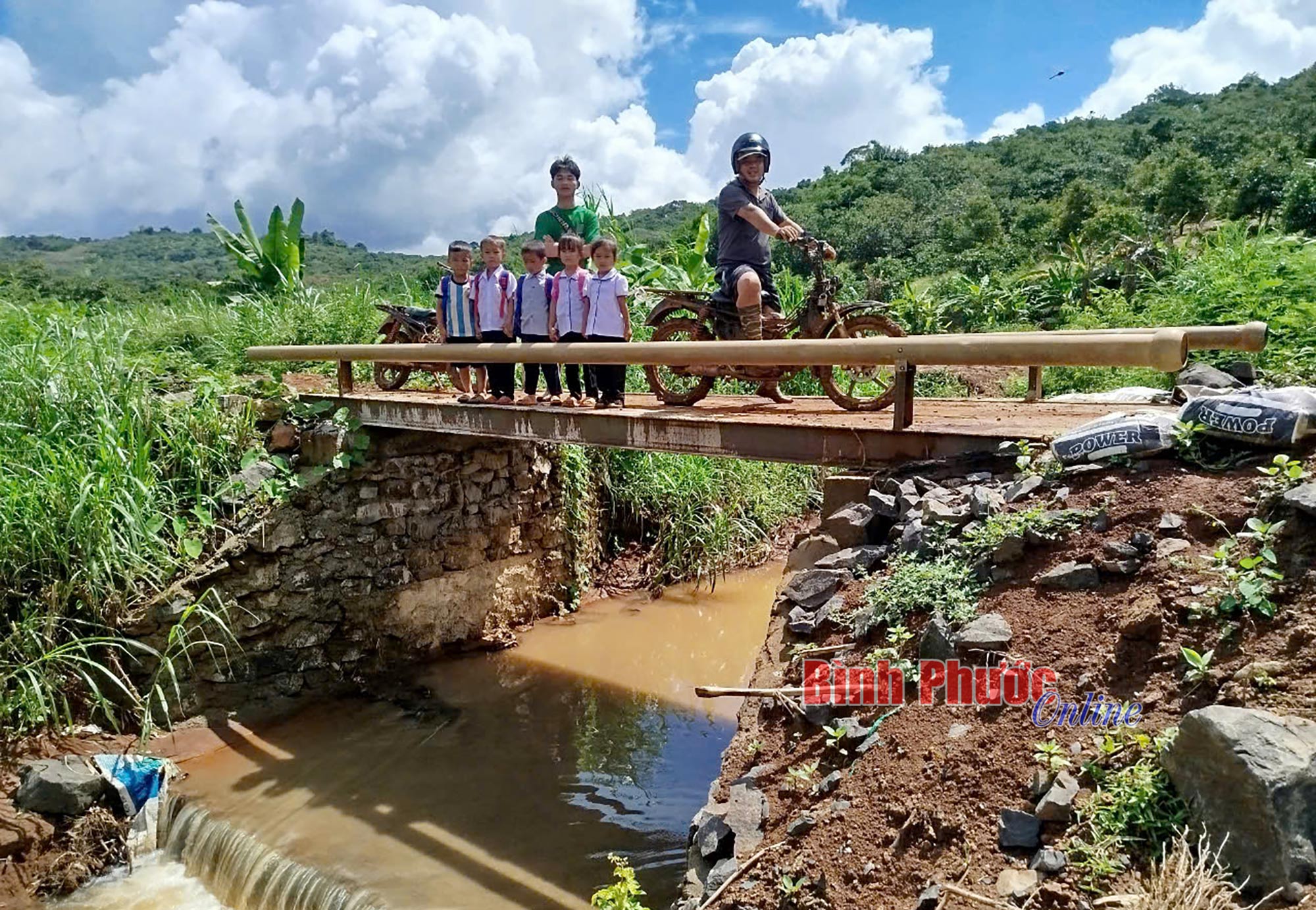 Cây cầu đón tết Độc lập, mừng ngày khai giảng