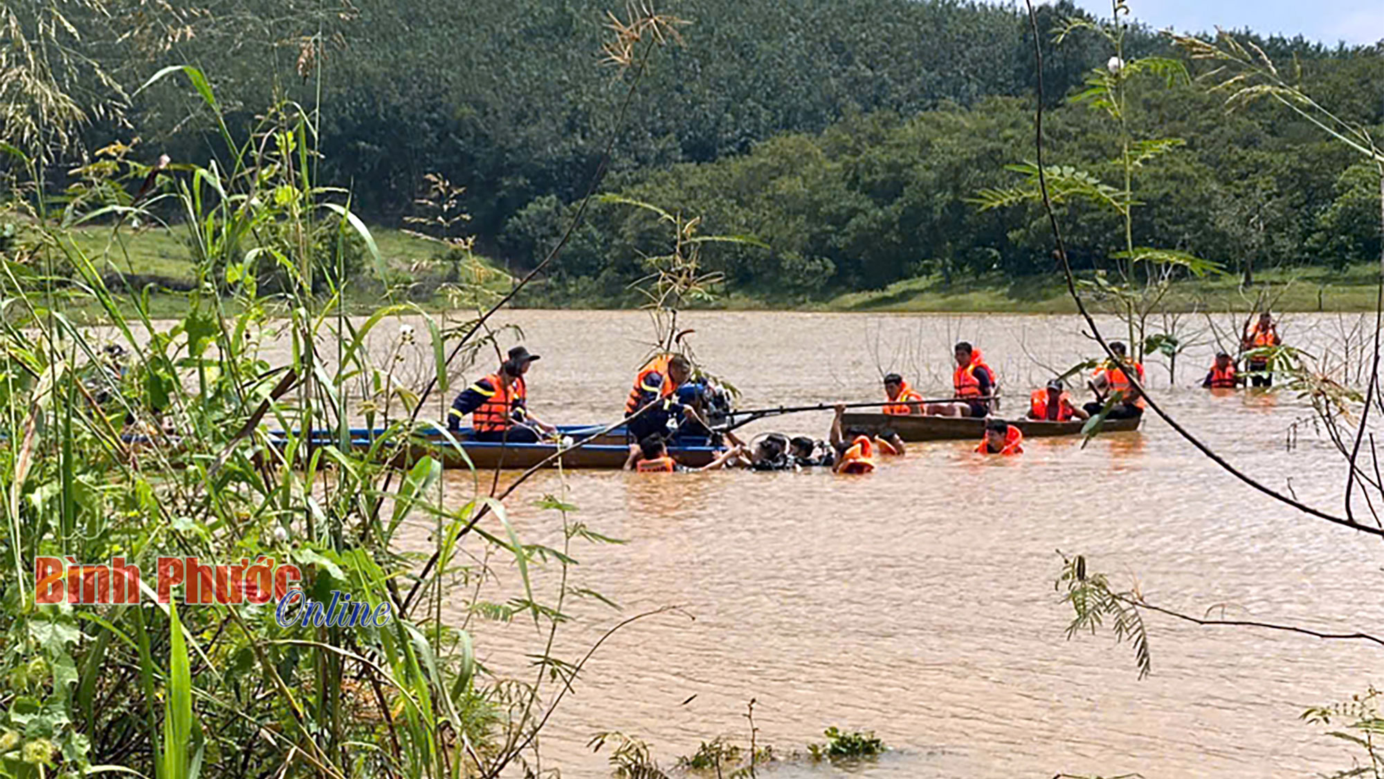 Chèo thuyền qua sông Lấp, người đàn ông rơi xuống sông mất tích