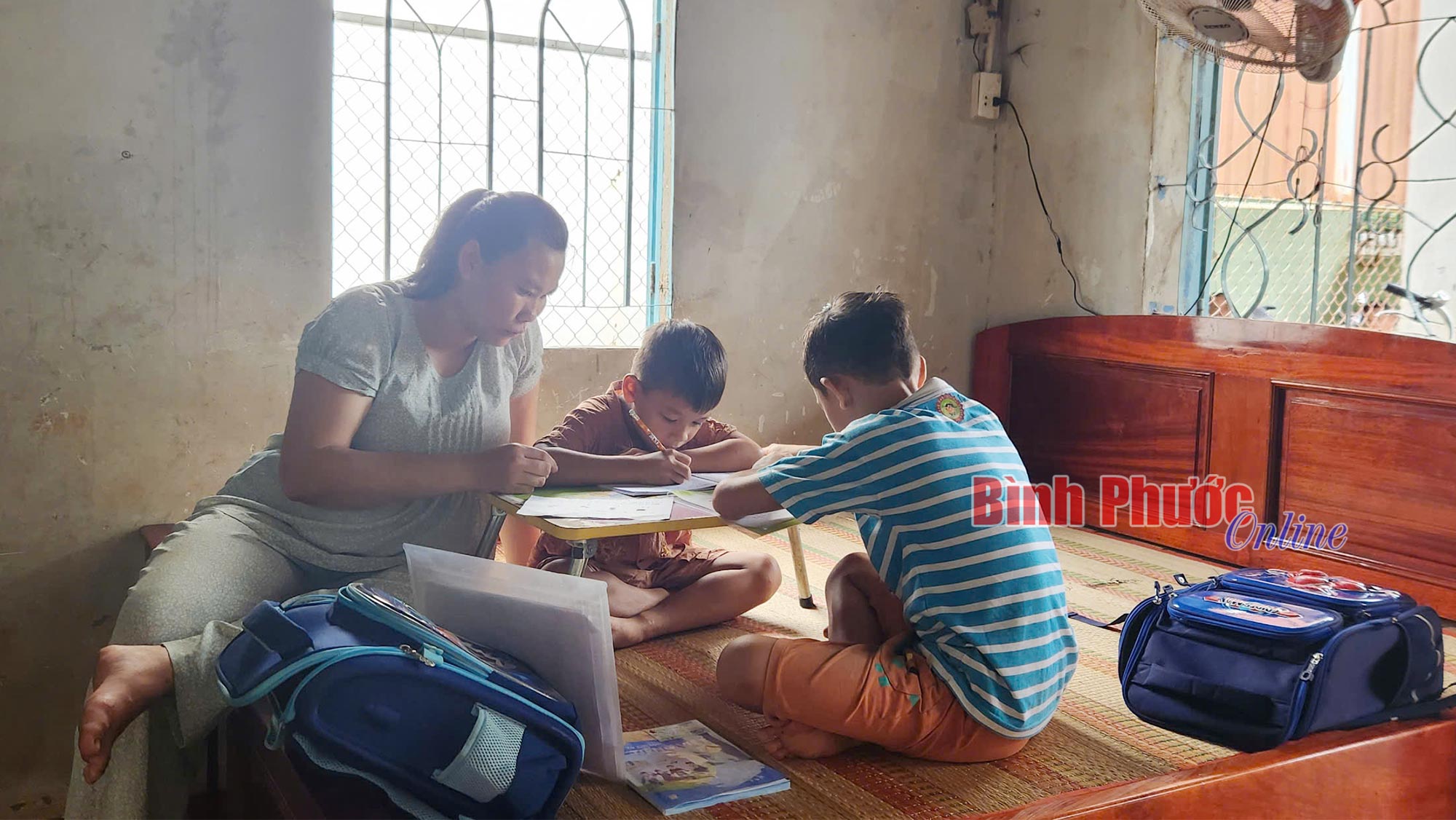 Chồng chết, vợ bầu nuôi 3 con riêng của chồng