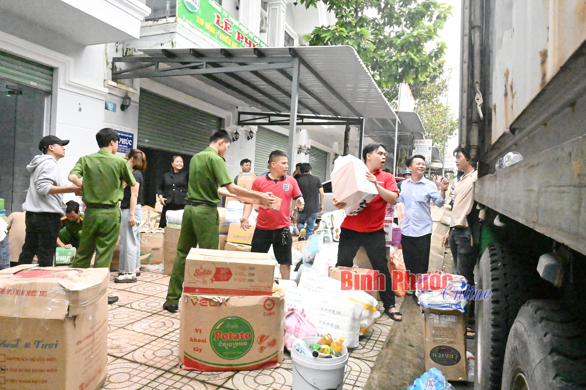 Chung sức vì người dân vùng bão lũ