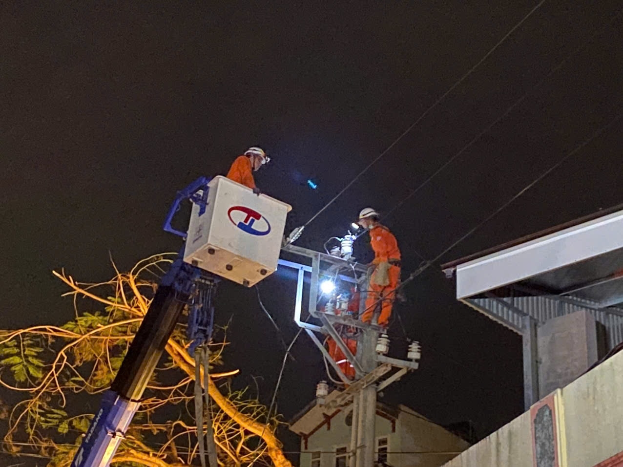 Đã khôi phục cấp điện cho 95,23% khách hàng bị ảnh hưởng bão số 3