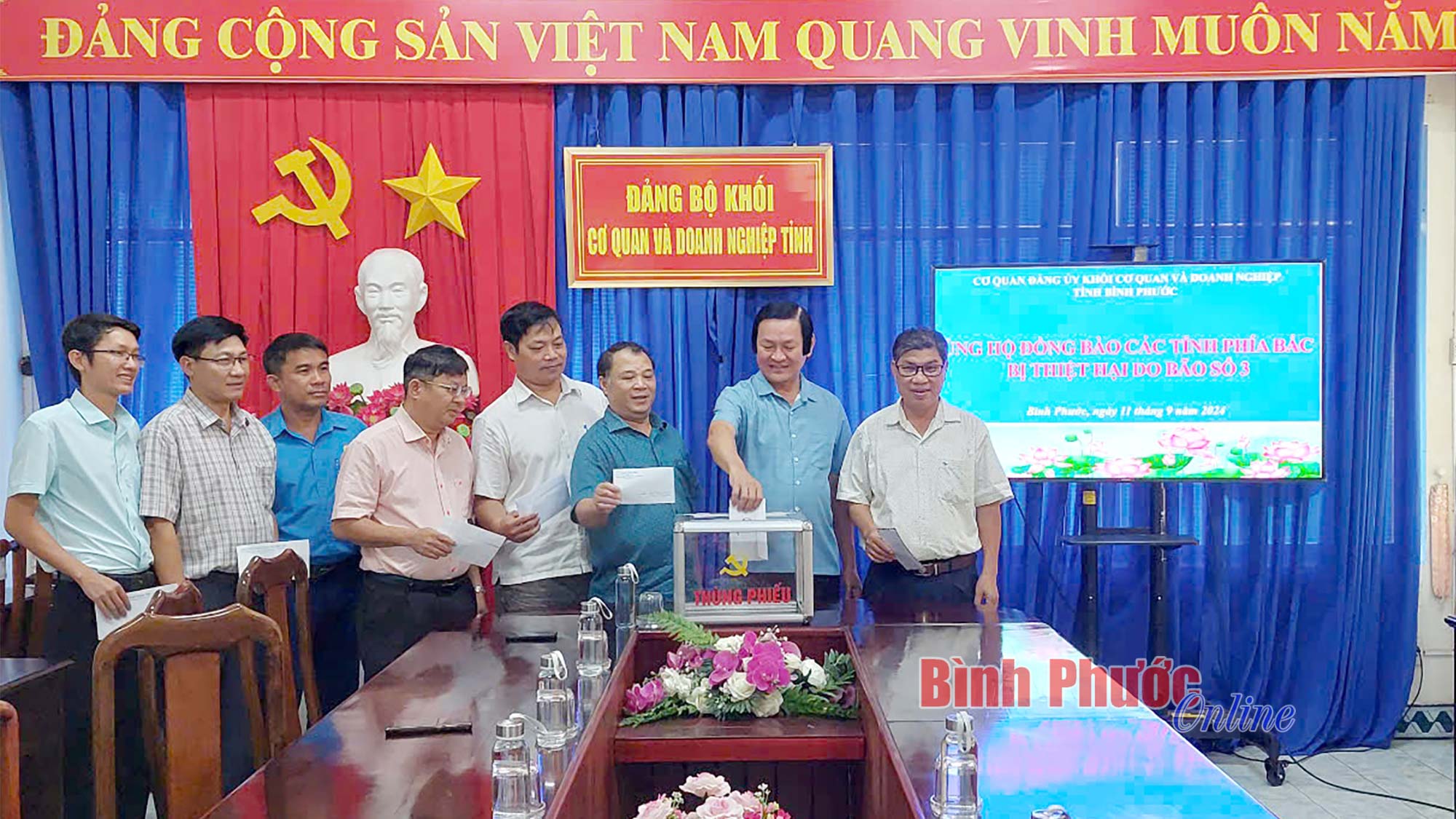 Đảng ủy Khối Cơ quan và Doanh nghiệp ủng hộ đồng bào bị bão Yagi