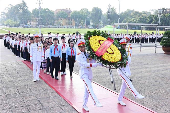 Đoàn đại biểu trẻ em tiêu biểu toàn quốc vào Lăng viếng Chủ tịch Hồ Chí Minh