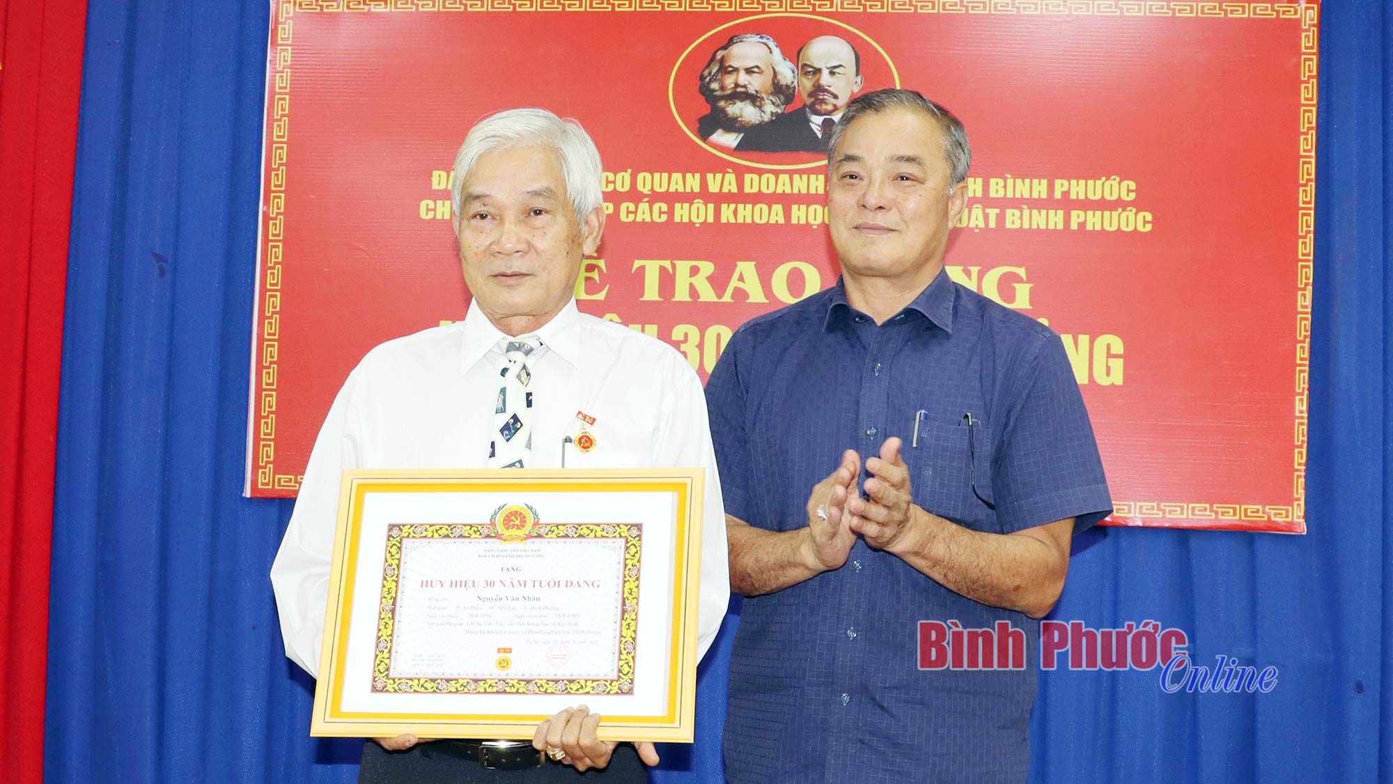 Đồng chí Nguyễn Văn Nhãn đón nhận Huy hiệu 30 năm tuổi Đảng