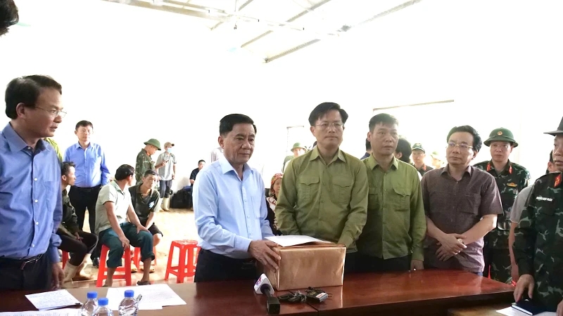 Đồng chí Trần Cẩm Tú thăm hỏi động viên người dân vùng lũ Làng Nủ (Lào Cai)