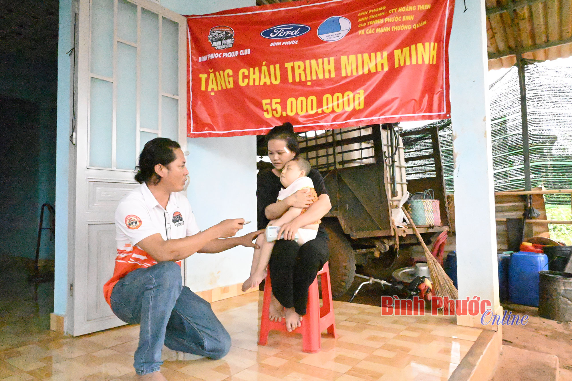 Hơn 110 triệu đồng hỗ trợ 2 trẻ khuyết tật ở Bù Gia Mập