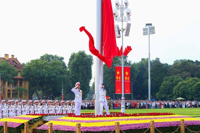 Hàng ngàn người dân chứng kiến Lễ thượng cờ thiêng liêng trong ngày Quốc khánh 2-9