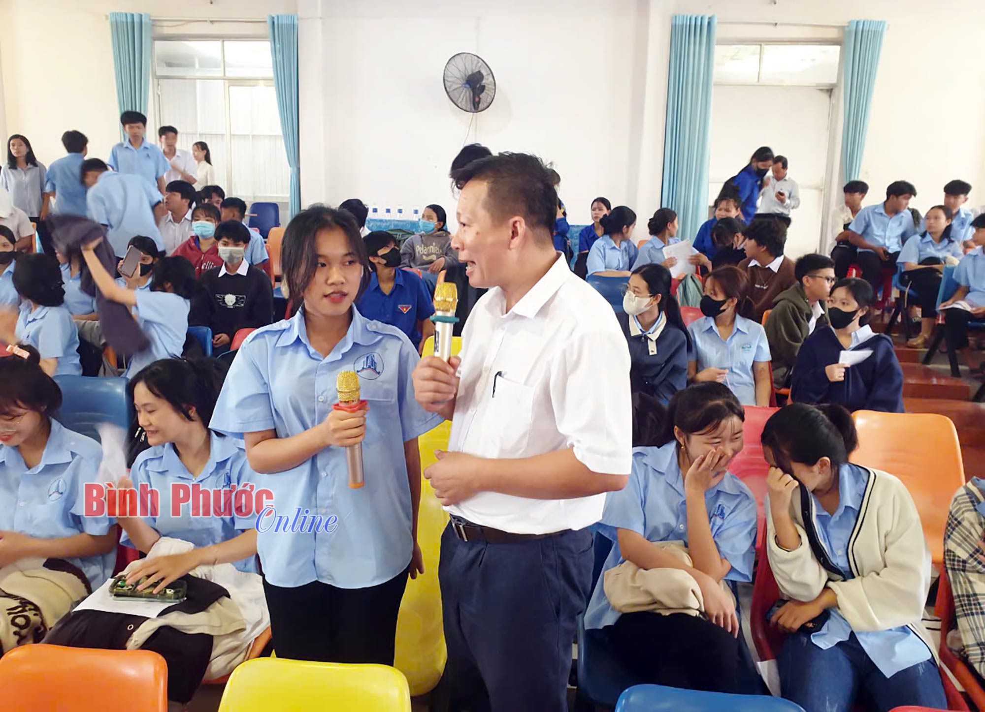  Hơn 500 người tham gia phiên giao dịch việc làm