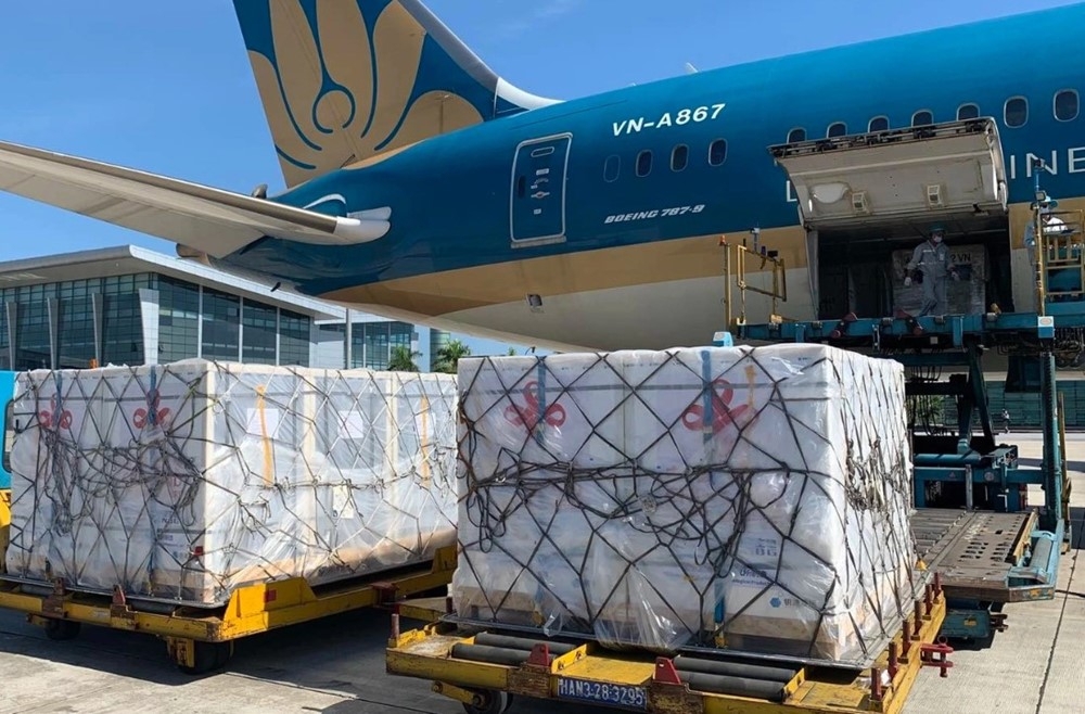 Thủ tục gửi hàng hóa cứu trợ vùng lũ miễn phí qua đường hàng không và đường sắt