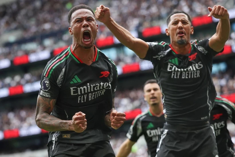 Kết quả bóng đá: Arsenal vượt mặt Liverpool, Barcelona thắng đậm