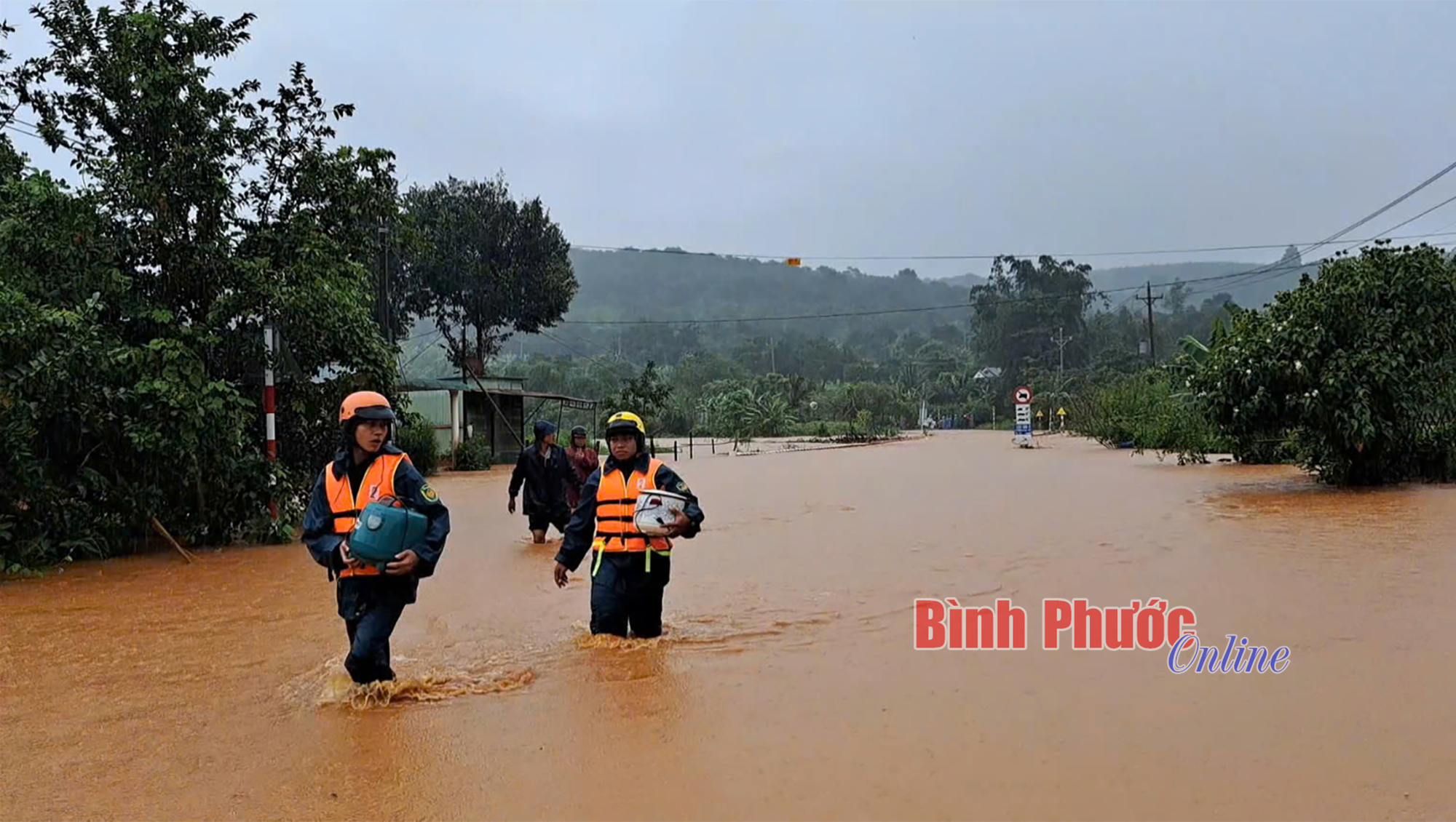 Mưa lớn gây ngập nặng tại khu vực cầu Đắk Ơ