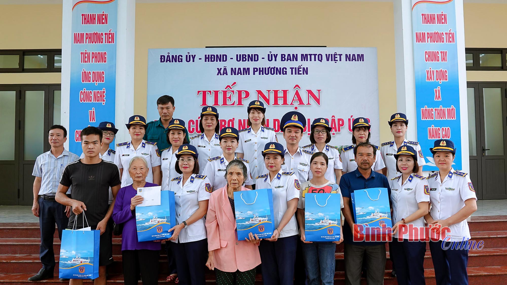 Phụ nữ Cảnh sát biển Việt Nam thăm, tặng quà gia đình bị ảnh hưởng bão số 3