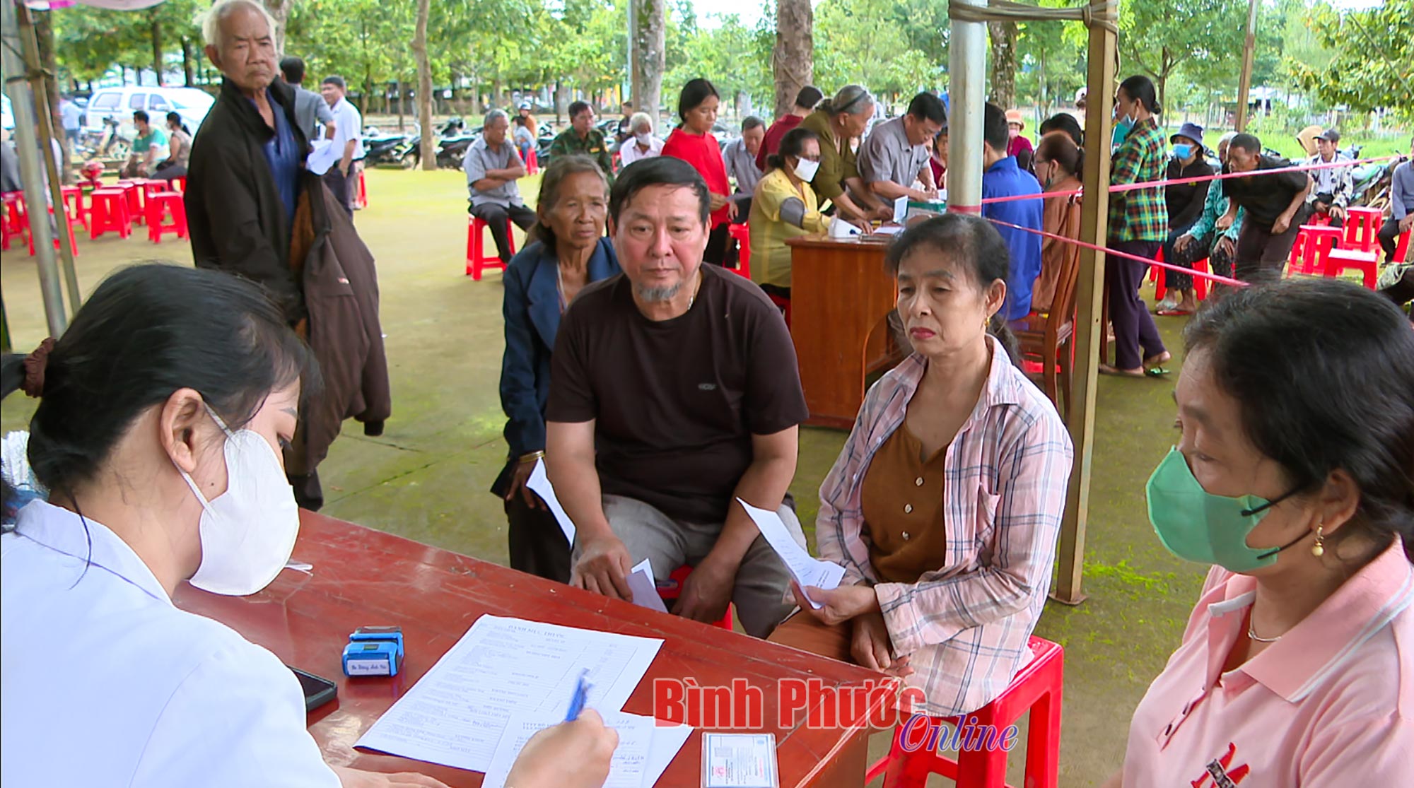 Phú Sơn tổ chức khám và cấp thuốc miễn phí cho người cao tuổi