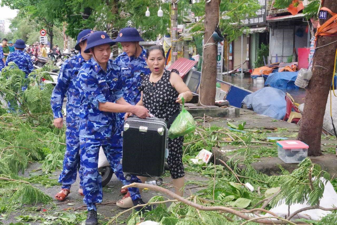 Sáng ngời phẩm chất người chiến sĩ cảnh sát biển trong mưa bão
