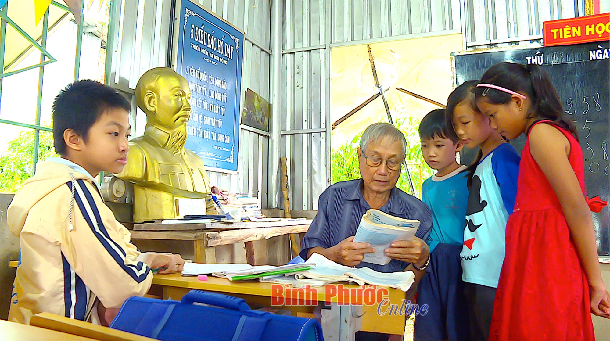 Tấm lòng của ông giáo già vùng biên