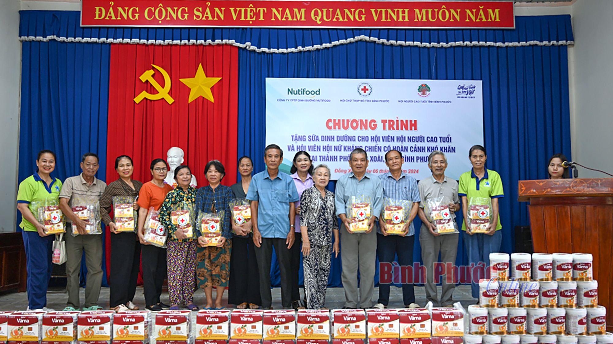 Tặng sữa dinh dưỡng cho người cao tuổi và nữ kháng chiến thành phố Đồng Xoài