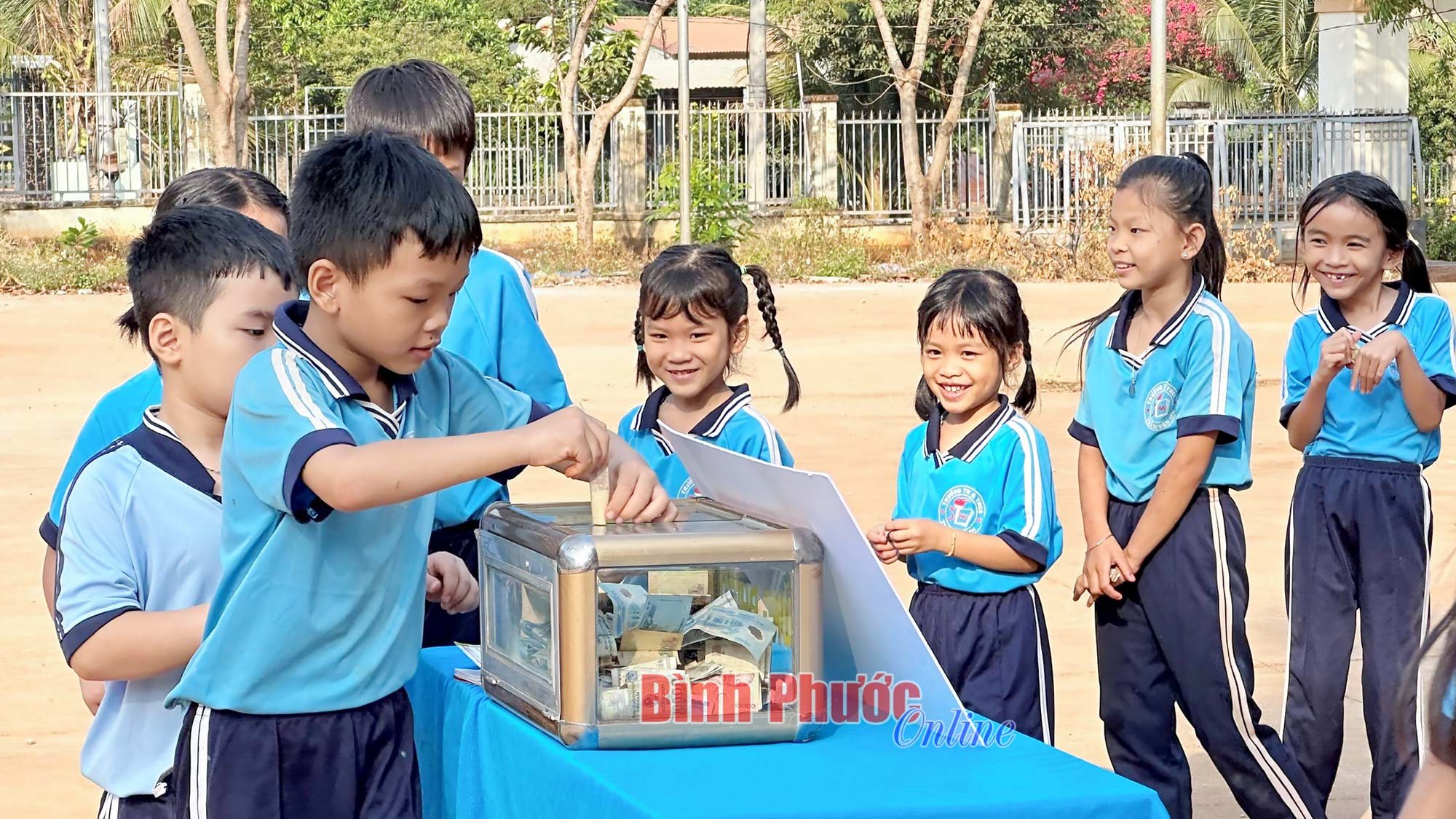 Thiếu nhi Bình Phước tiếp bước cha anh
