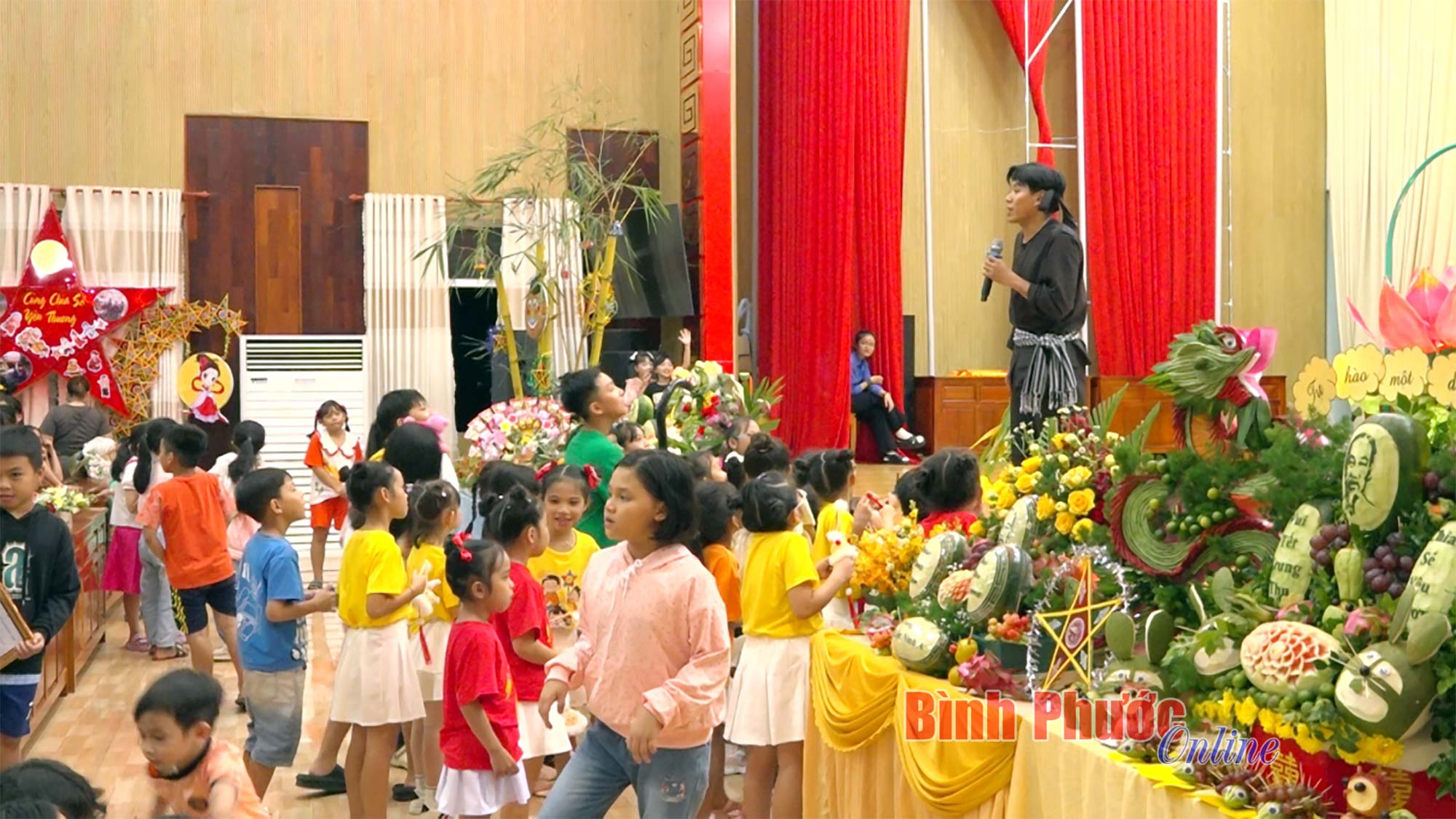 Thiếu nhi Lộc Ninh vui đêm hội trăng rằm