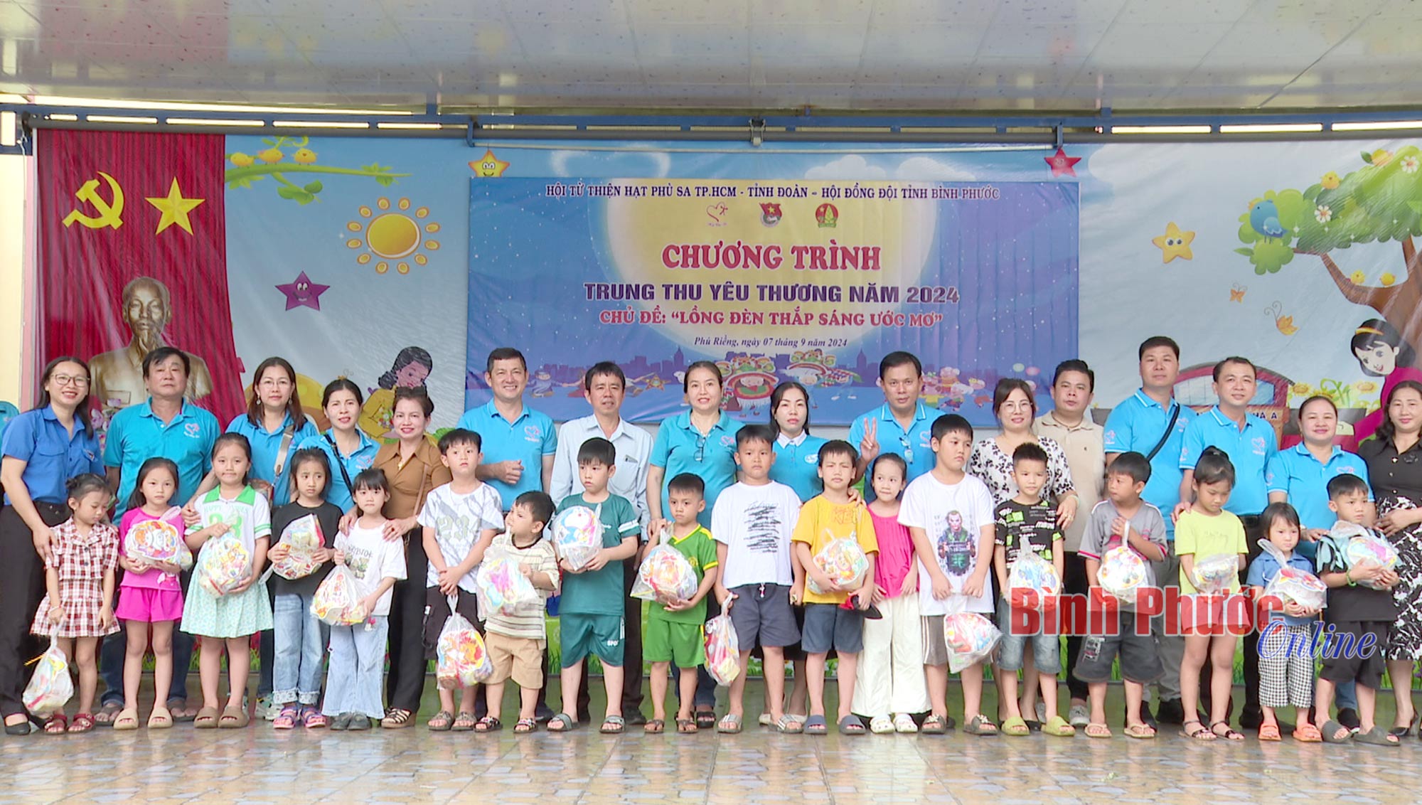 Trẻ em Long Hà đón trung thu sớm cùng chương trình "Trung thu yêu thương"