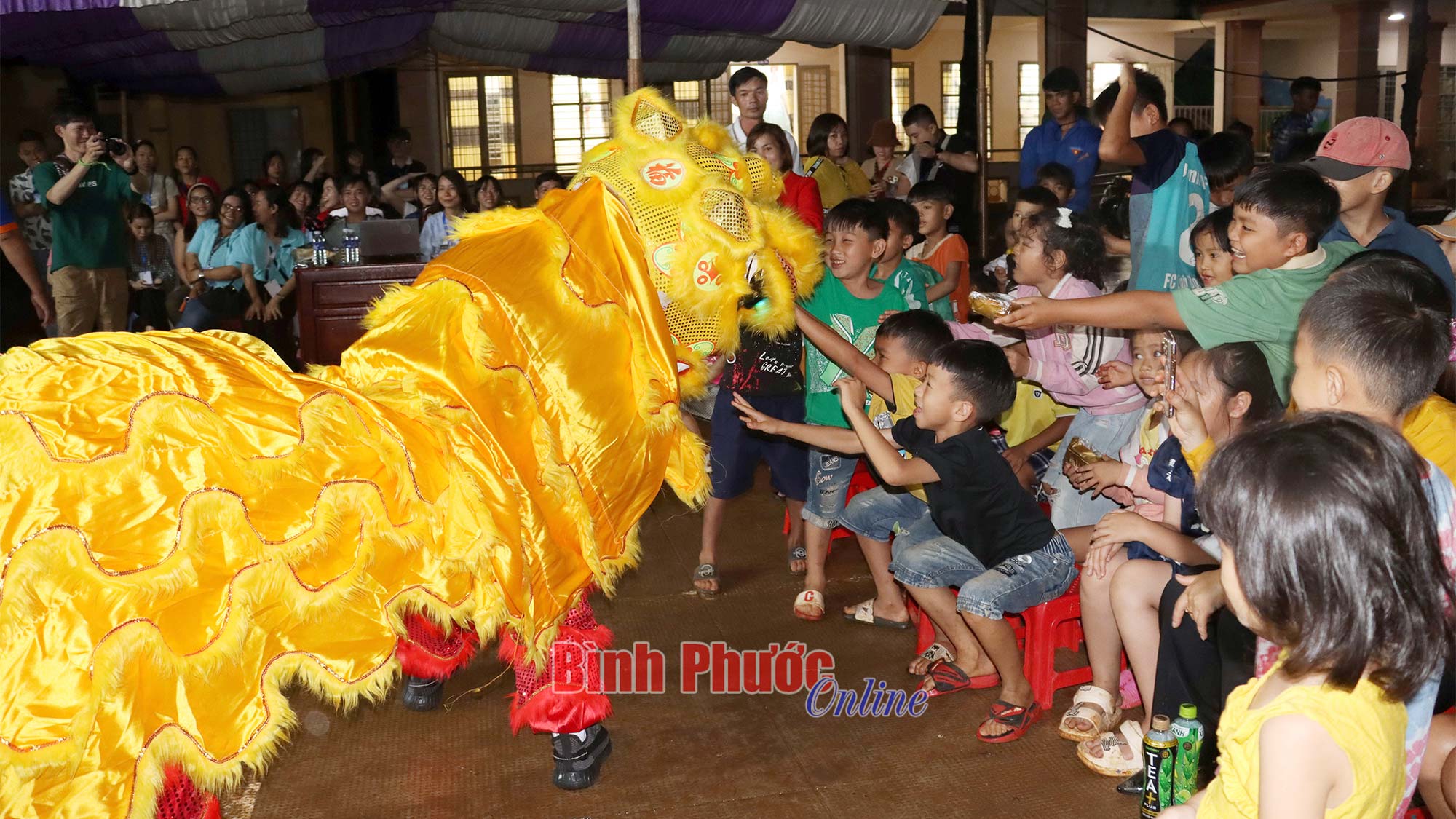 Trung thu với trẻ em xã biên giới Bù Gia Mập