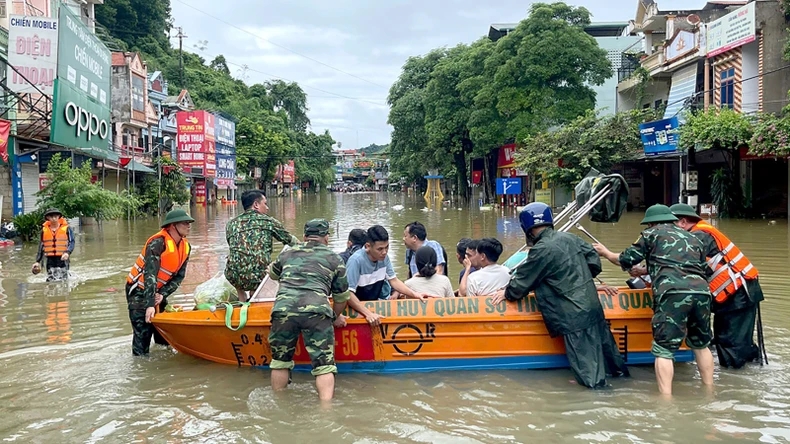 Tuyên Quang: Nhiều nhà dân bị ngập sâu trong nước lũ, nhiều tuyến đường bị hư hại sau bão số 3