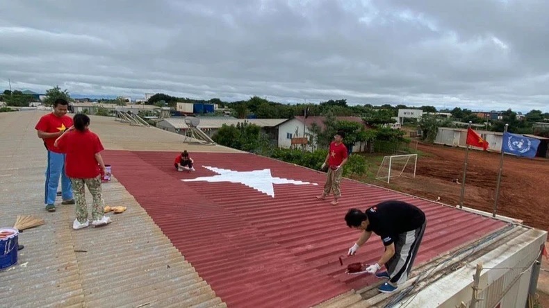 Vẽ cờ Tổ quốc Việt Nam trên mái nhà tại Nam Sudan