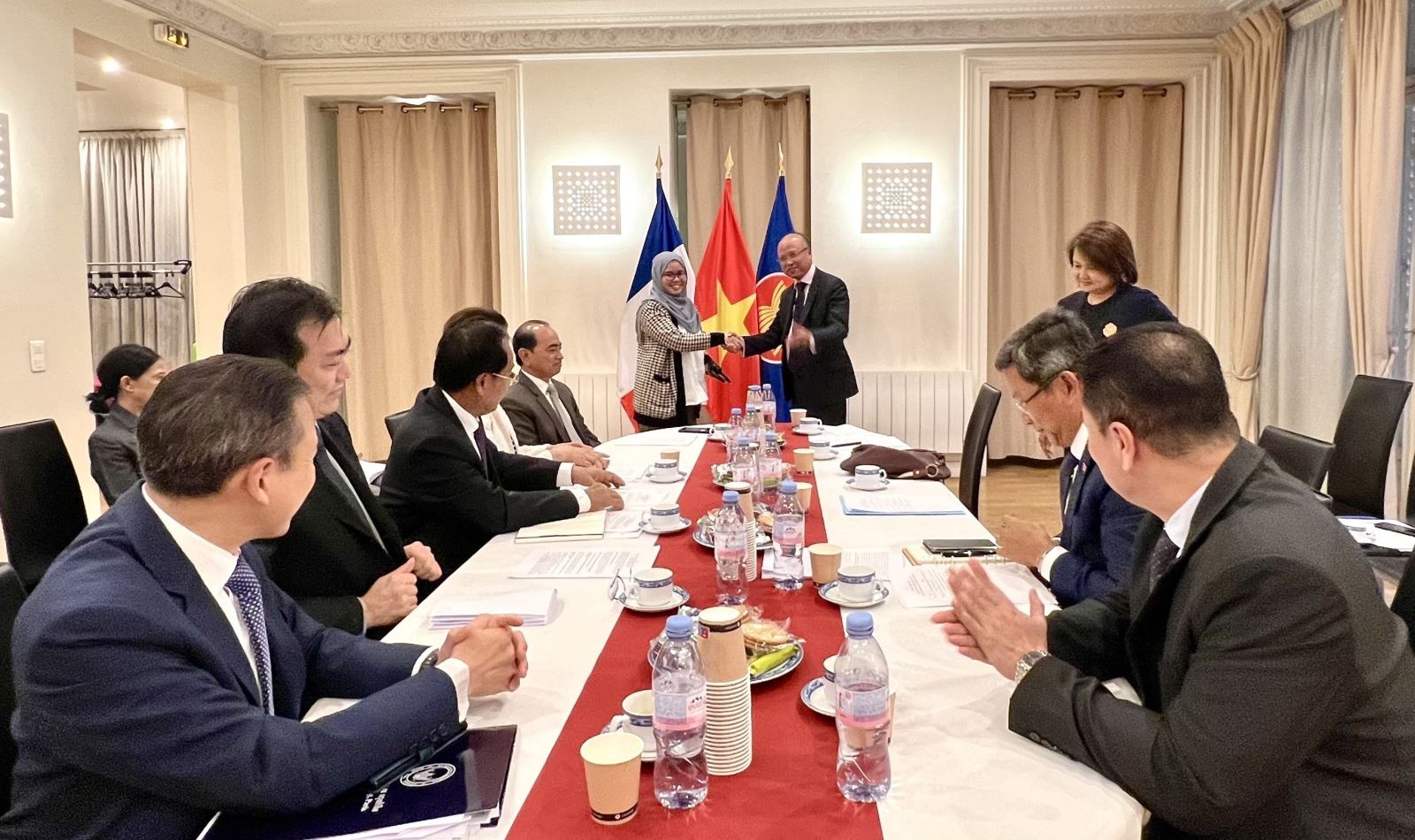 Việt Nam chuyển giao vai trò Chủ tịch Ủy ban ASEAN tại Paris cho Brunei