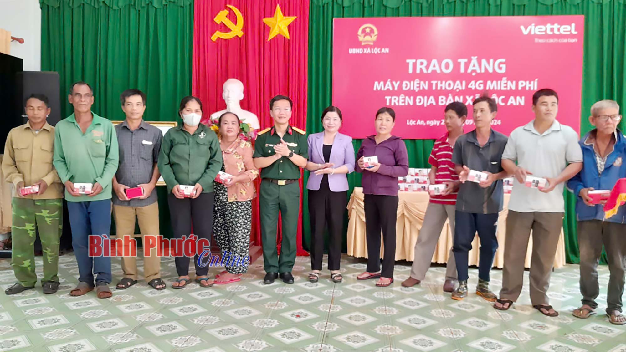 Viettel tặng điện thoại 4G cho người dân