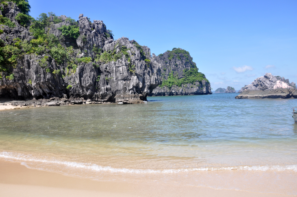 Vịnh Hạ Long càng xa bờ càng mê hoặc…