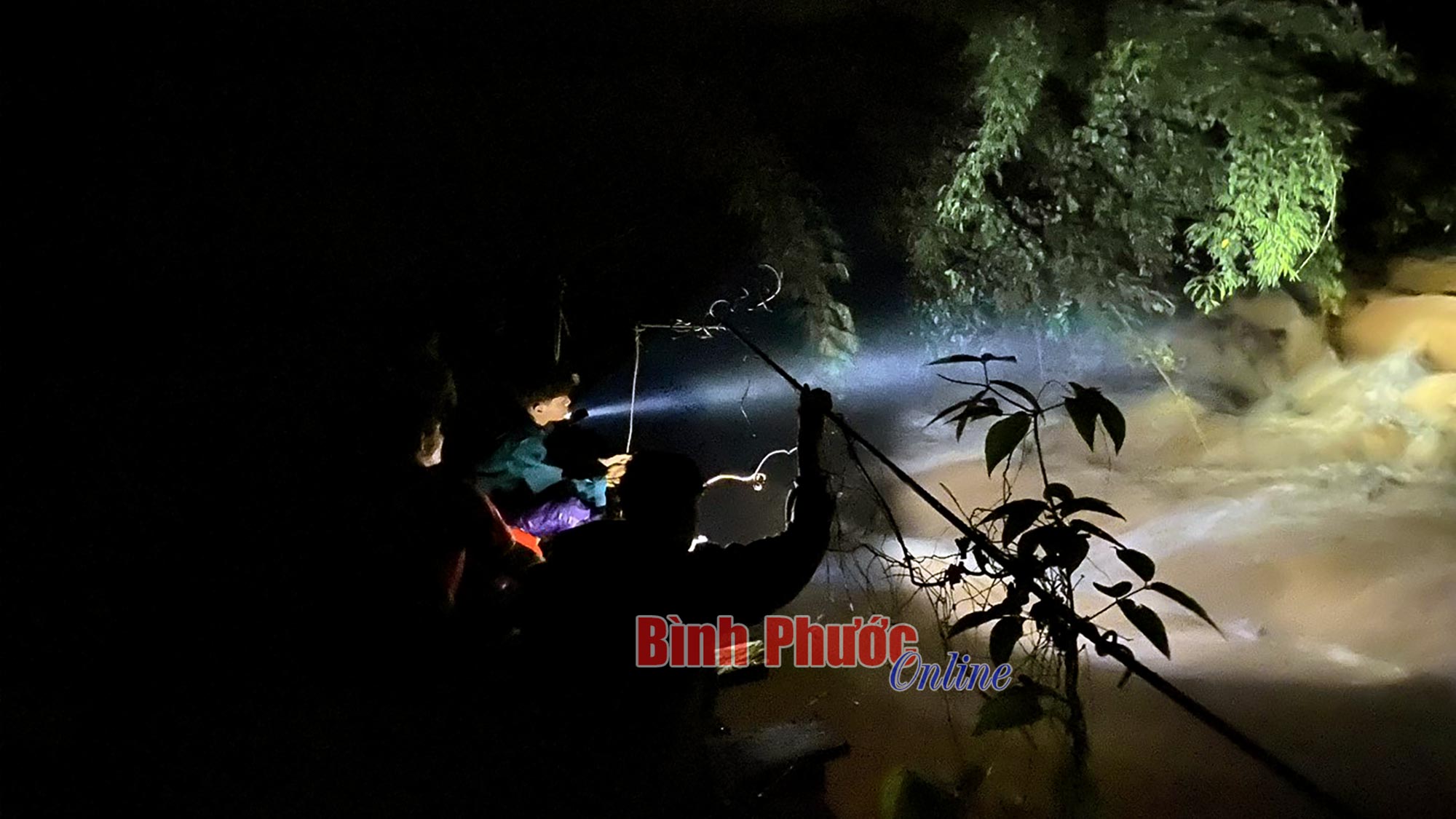 Xuyên đêm tìm kiếm người đàn ông bị nước cuốn trôi