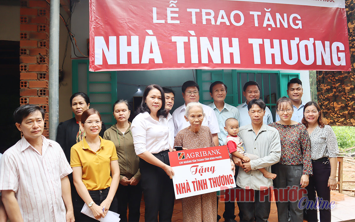 Trao tặng nhà tình thương cho hộ gia đình khó khăn