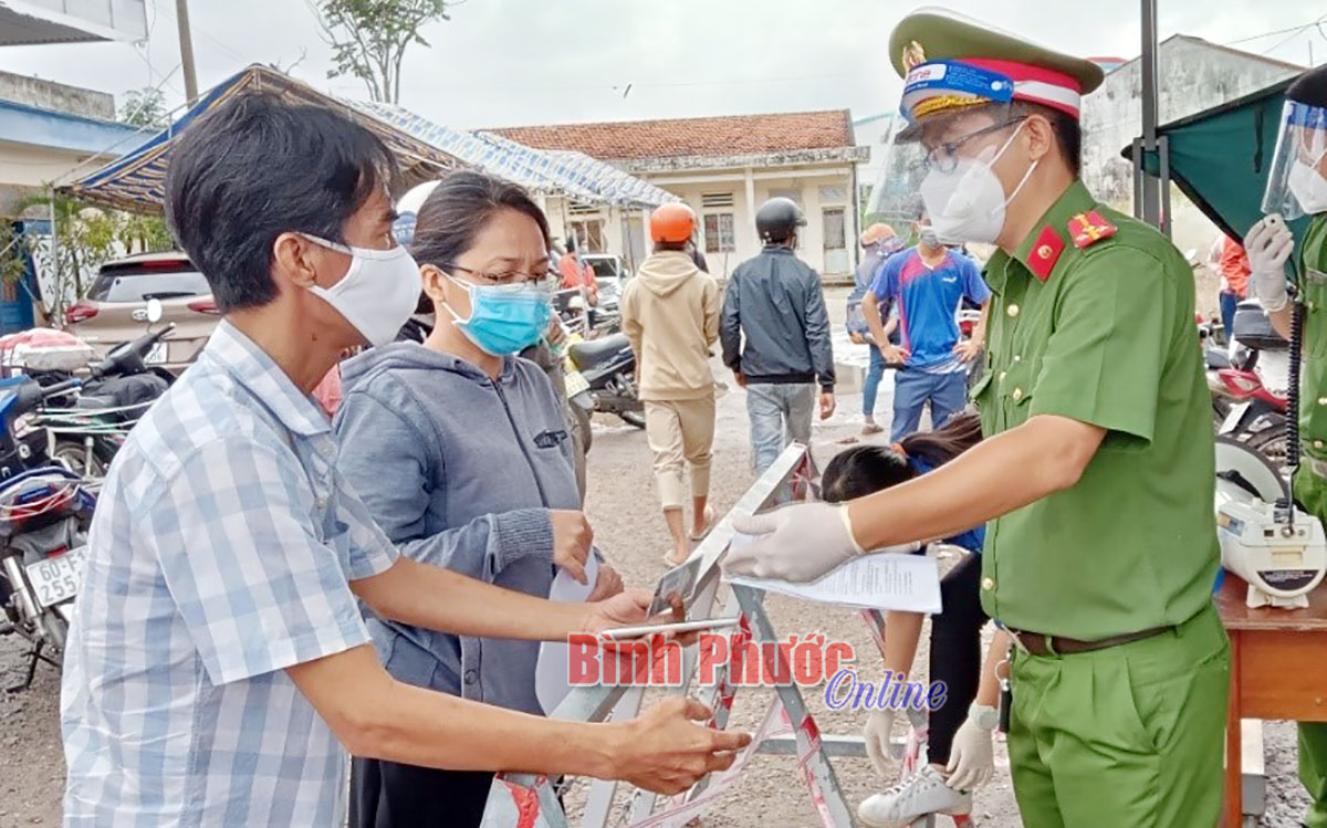 “Nhiễu điều phủ lấy giá gương…”