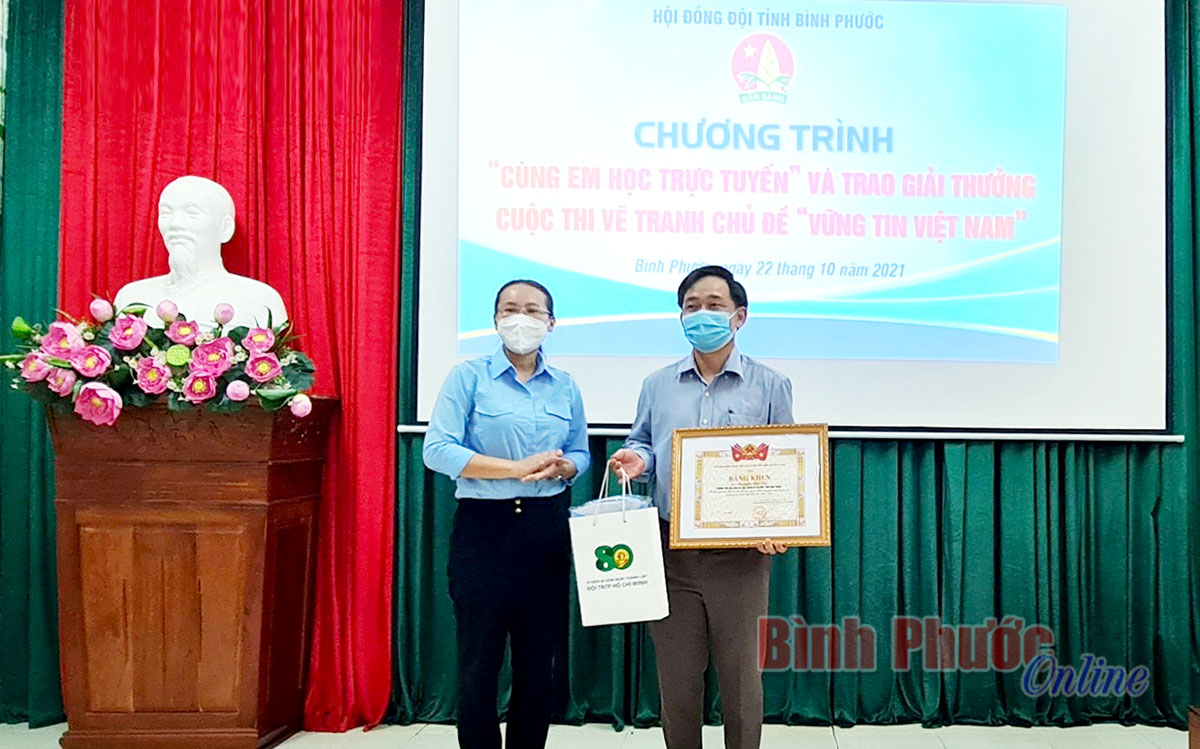 Trao giải cuộc thi vẽ tranh chủ đề “Vững tin Việt Nam”