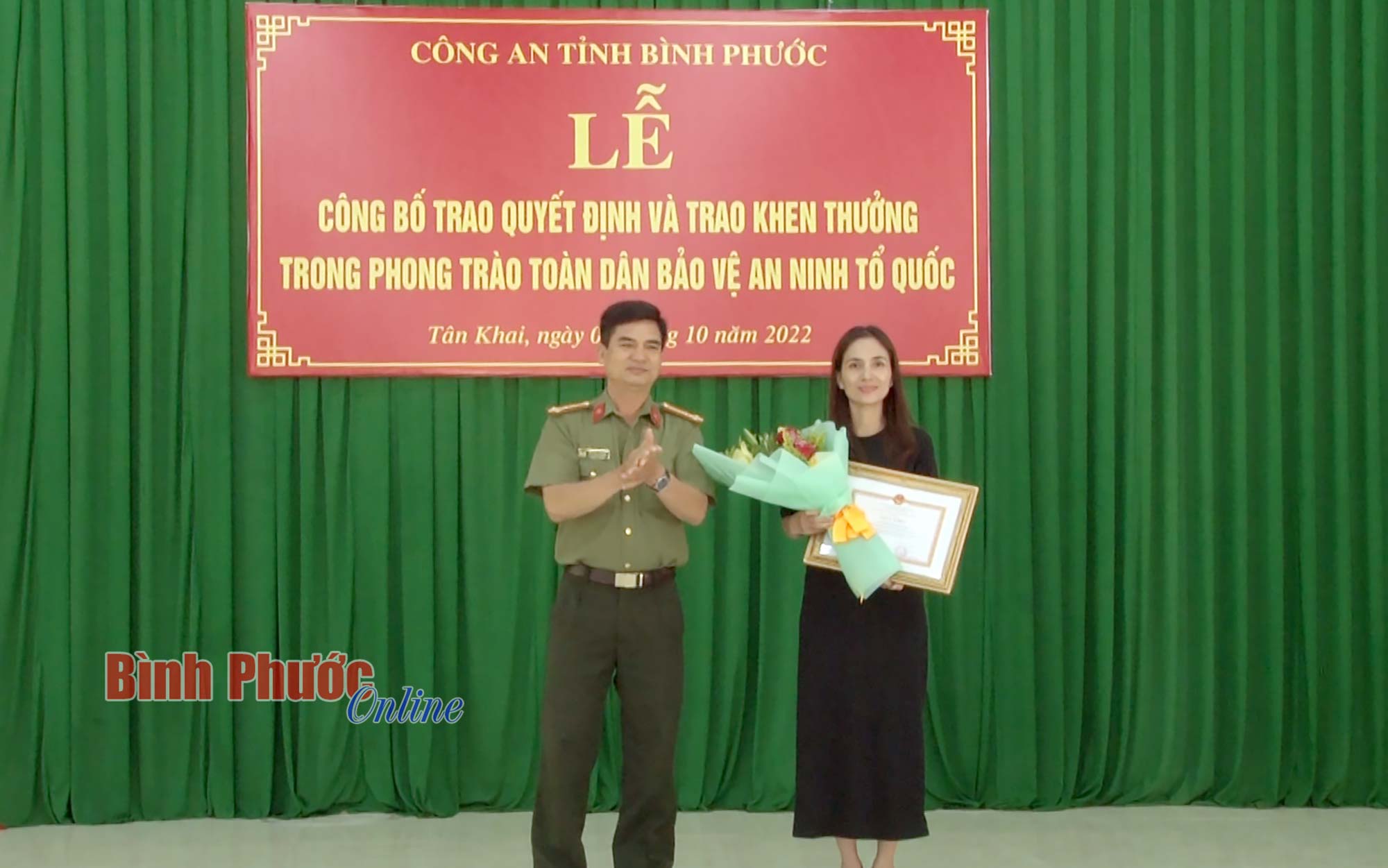 Khen thưởng chủ cửa hàng Viettel ngăn chặn vụ lừa đảo qua mạng 100 triệu đồng