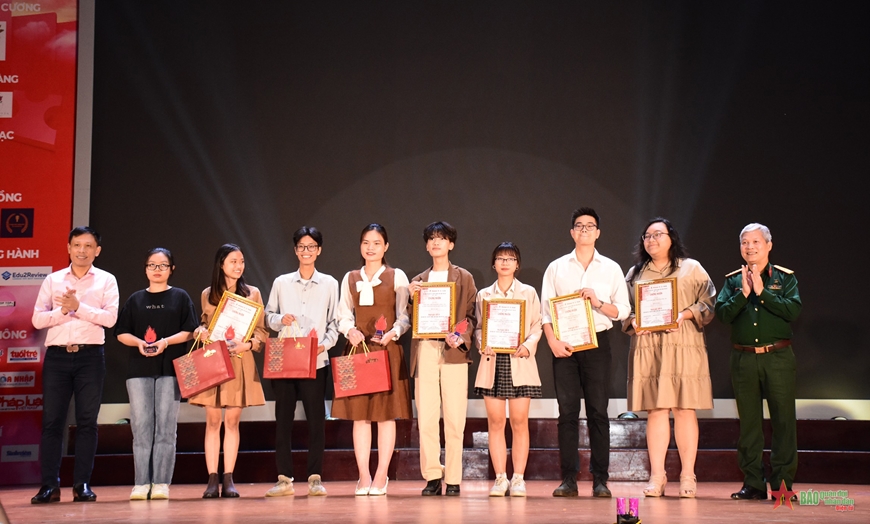 Trao Giải báo chí - truyền thông thắp sáng 2021 - 2022