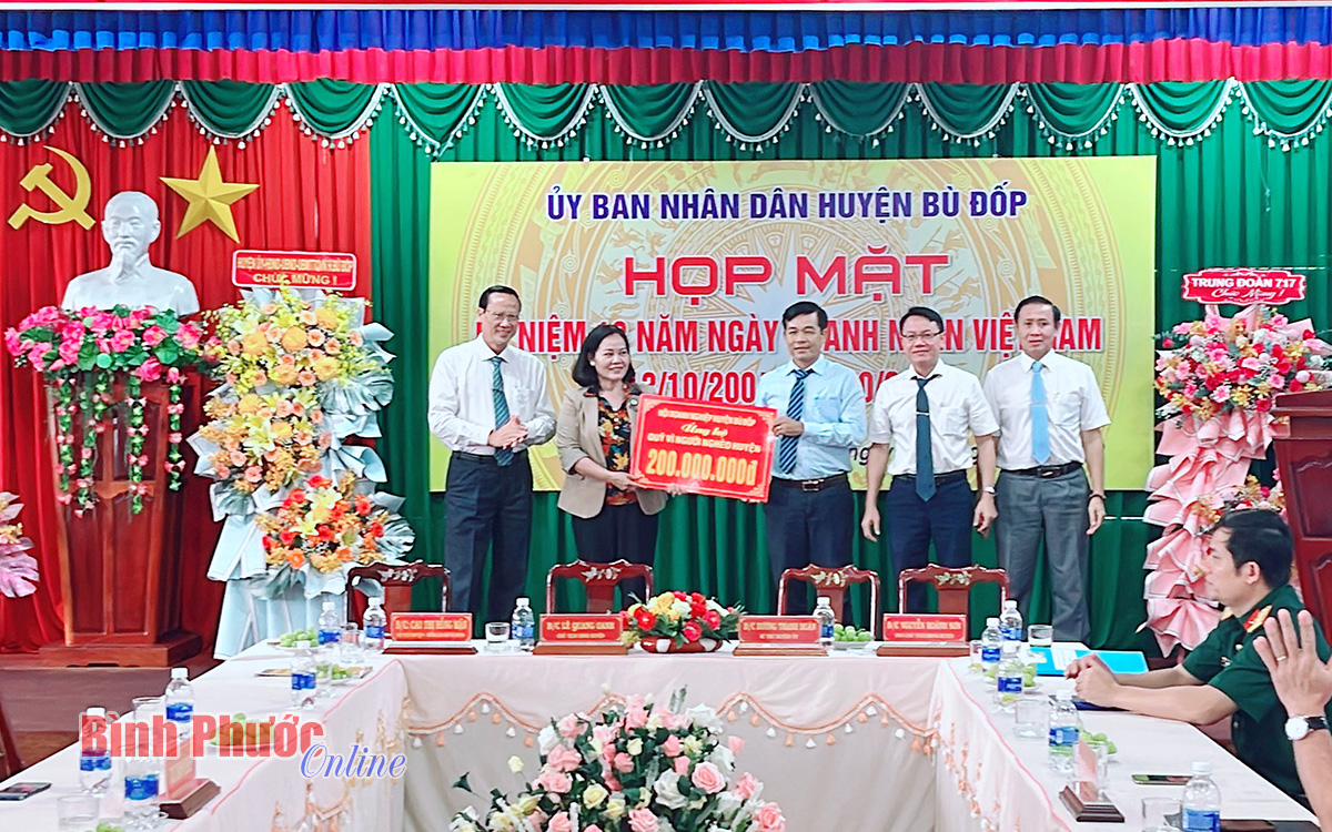 Hội Doanh nghiệp Bù Đốp ủng hộ Quỹ vì người nghèo huyện 200 triệu đồng