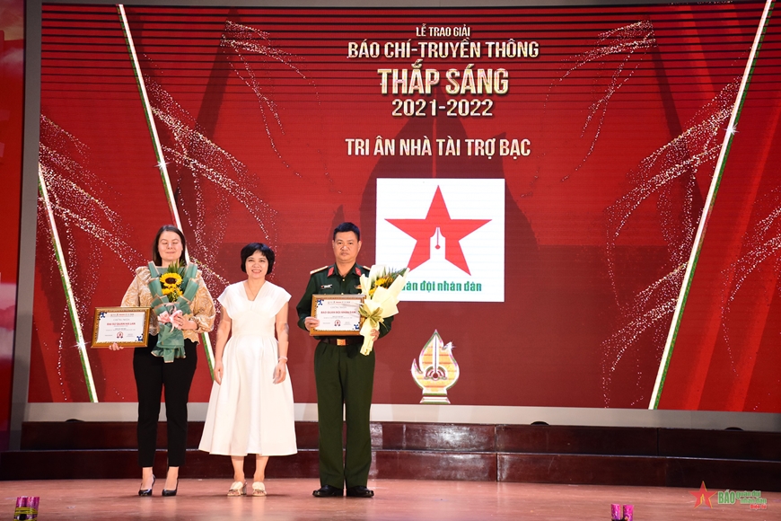 Trao Giải báo chí - truyền thông thắp sáng 2021 - 2022