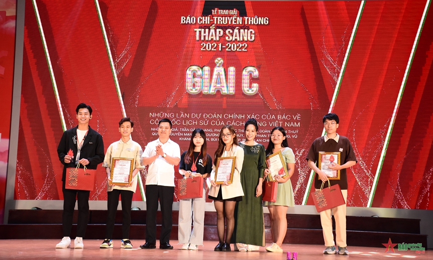 Trao Giải báo chí - truyền thông thắp sáng 2021 - 2022