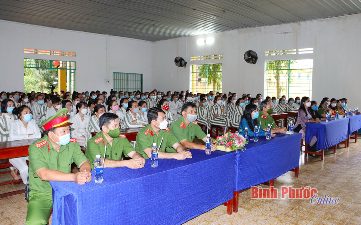 Hơn 180 nữ phạm nhân Trại giam Tống Lê Chân được tư vấn chăm sóc sức khỏe